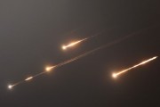 锡林郭勒盟伊朗以导弹齐射回应以色列的大规模袭击